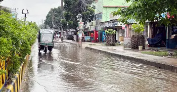 টানা বৃষ্টিতে বিপর্যস্ত চাঁপাইনবাবগঞ্জের জনজীবন
