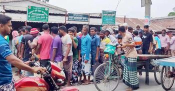 চাঁপাইনবাবগঞ্জে ভোর থেকে লাইনে দাঁড়িয়েও মিলছে না সার