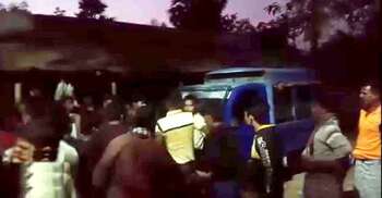 চাঁপাইনবাবগঞ্জে অভিযানে গিয়ে ৬ পুলিশ অবরুদ্ধ