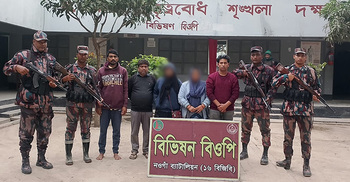 চাঁপাইনবাবগঞ্জ সীমান্তে ৫ জনকে ঠেলে দিলো বিএসএফ