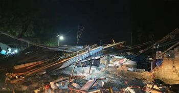 চাঁপাইনবাবগঞ্জে হঠাৎ ঝড়ে লন্ডভন্ড বাড়িঘর