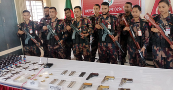 চাঁপাইনবাবগঞ্জ সীমান্তে ৭ বিদেশি পিস্তল জব্দ, নারী আটক