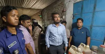 ২৭০ টাকা লিটারে অকটেন বিক্রি, মুদি দোকানিকে ১০ হাজার টাকা জরিমানা