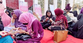 ভোটের স্মৃতিকে ধরে রাখতে নতুন ভোটারদের হাতে মেহেদীর আলপনা