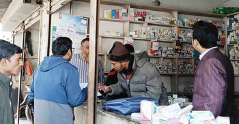 চাঁপাইনবাবগঞ্জে মেয়াদোত্তীর্ণ ওষুধ জব্দ, ৪ ফার্মেসিকে জরিমানা