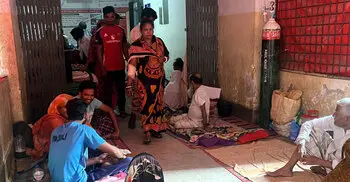 বেড সংকটে মেঝেতে চলছে ডায়রিয়ার চিকিৎসা