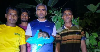 গ্রামবাসীর উদারতায় মায়ের কোলে ফিরলো মেছোবিড়ালের দুই শাবক