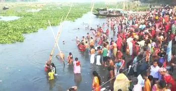 বাবা-মায়ের সঙ্গে গঙ্গাস্নানে নেমে শিশু নিখোঁজ