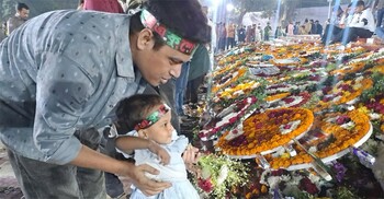 শ্রদ্ধা জানাতে গভীর রাতেও শহীদ মিনারে শিশুরা