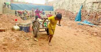 জলবায়ু পরিবর্তনের থাবা, ইটভাটার দাসত্বে শৈশব হারাচ্ছে শিশুরা