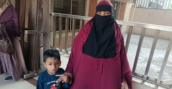 ছোট শিশুকে নিয়ে ভোটকেন্দ্রে মা