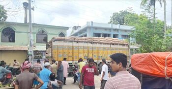 দাম নিয়ন্ত্রণে হিলিতে বেড়েছে কাঁচামরিচ আমদানি