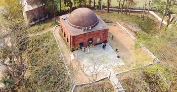 টিলার ওপরে মোগল আমলের বিবিচিনি শাহী মসজিদ