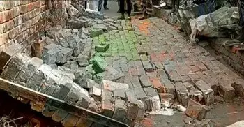 রাস্তায় দাঁড়িয়ে সবজি কিনছিলেন বৃদ্ধা, ধসে পড়া দেওয়ালে চাপা পড়ে মৃত্যু