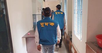 দুদক কর্মকর্তাদের দেখে পালালো দালালরা