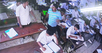 পরীক্ষার খাতা কেড়ে নেওয়ায় শিক্ষককে থাপ্পড় মারলো ছাত্র