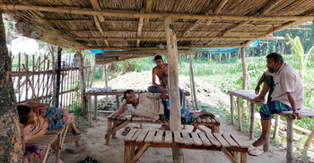 কড়া রোদে অসহ্য গরম, দেখা নেই বৃষ্টির