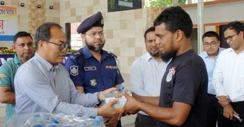 পানি-খাবার স্যালাইনসহ এক হাজার করে টাকা পেলেন শ্রমজীবীরা