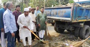 সড়কে পরিচ্ছন্নতা কার্যক্রমে অংশ নিলেন এমপি রাসেল
