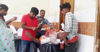 চুয়াডাঙ্গায় প্রকাশ্যে বিদ্যালয়ের কর্মচারীকে কুপিয়ে জখম