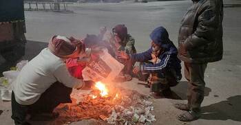 শীতে বিপর্যস্ত চুয়াডাঙ্গার জনজীবন