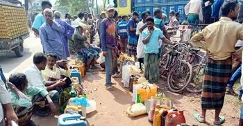 তেল পাম্পগুলোতে দীর্ঘ লাইন, সেচ সংকটে দুশ্চিন্তায় কৃষকরা বাড়ছে