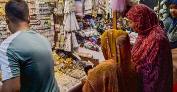 শেষ মুহূর্তের কেনাকাটায় আতর-টুপি-কসমেটিকসের চাহিদা বেশি