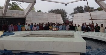 জিয়াউর রহমান ও খালেদা জিয়ার সমাধিতে পাঁচ প্রশাসকের শ্রদ্ধা