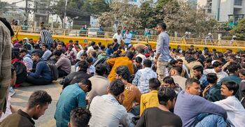 নির্বাচন কমিশন কার্যালয়ের সামনে ছাত্রদলের অবস্থান