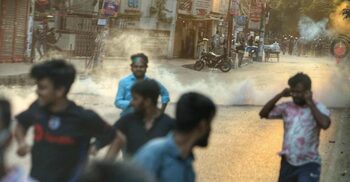 ধানমন্ডি ৩২ নম্বরে সংঘর্ষ, পুলিশের সাউন্ড গ্রেনেড