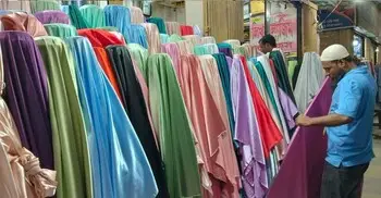 ক্রেতা-বিক্রেতার হাঁকডাকে সরগরম কাপড়ের পাইকারি মার্কেট ইসলামপুর