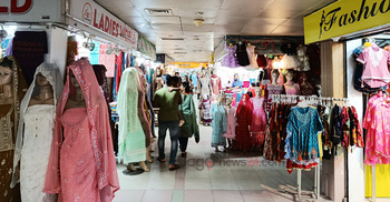 পোশাকের দোকানে ছুটছেন ক্রেতারা, দাম কম দাবি বিক্রেতাদের