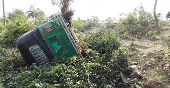 কলাপাড়ায় নিয়ন্ত্রণ হারিয়ে খাদে অটোরিকশা, নিহত ২