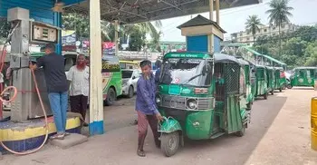 গ্যাস নিতে আধা বেলা পার, জমার টাকা তুলতেই হিমশিম সিএনজি অটোরিকশাচালকরা