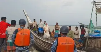 ঝড়ের কবলে পড়ে মেঘনায় বিকল ট্রলার, ১২ যাত্রীকে উদ্ধার করলো কোস্ট গার্ড