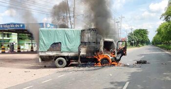 কুমিল্লায় পুলিশের গাড়িতে আগুন