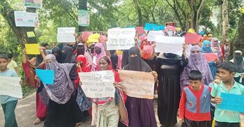 মুরাদনগরে গ্রেফতার আতঙ্কে পুরুষশূন্য গ্রাম, নারীদের বিক্ষোভ