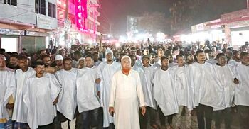 বিএনপির মনোনয়ন পরিবর্তনের দাবিতে কাফনের কাপড় পরে বিক্ষোভ