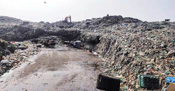 রাস্তার পাশে পাহাড়সম ময়লা, দুর্গন্ধে নাকাল নগরবাসী