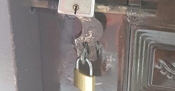 উপজেলা খাদ্য নিয়ন্ত্রকের কার্যালয়ে বৈষম্যবিরোধীদের তালা