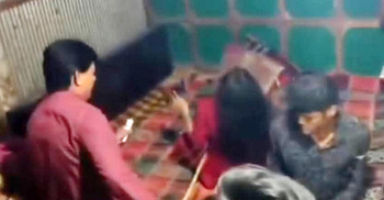 অনৈতিক সম্পর্কের অভিযোগে নারীকে পেটালেন ইউপি সদস্য, ভিডিও ভাইরাল