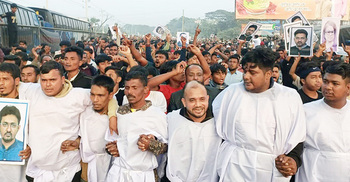 বিএনপির প্রার্থী পরিবর্তনের দাবিতে কাফনের কাপড় পরে বিক্ষোভ