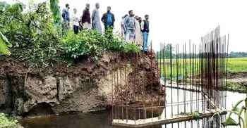 সেতুর কাজ শেষ না করেই উধাও ঠিকাদার, দুর্ভোগে ২৫ হাজার মানুষ