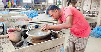 সংকটের মাঝেও ঐতিহ্যের টানে কর্মব্যস্ত মৃৎশিল্পীরা