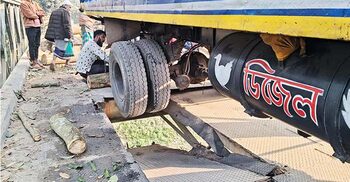 সেতুর পাটাতন ভেঙে ট্রাক আটকে যান চলাচল বন্ধ