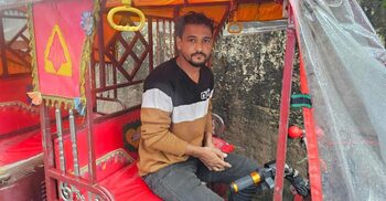 ১৫ লাখ টাকা ফেরত দিয়ে প্রশংসায় ভাসছেন অটোরিকশাচালক অনিক