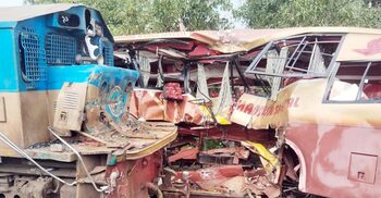 বাস-ট্রেন সংঘর্ষে নিহত মা-দুই সন্তানসহ ১২ জনের পরিচয় শনাক্ত