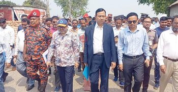 পদ্মায় বাসডুবি: ঘটনাস্থল পরিদর্শনে নৌপরিবহন মন্ত্রণালয়ের তদন্ত দল