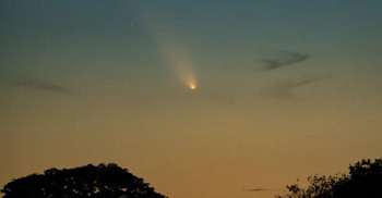 Stargazers race to capture 'Comet of the Century'