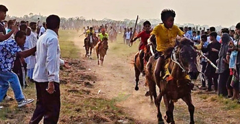 নড়াইলে ঘোড়দৌড় দেখতে হাজারো মানুষের ঢল